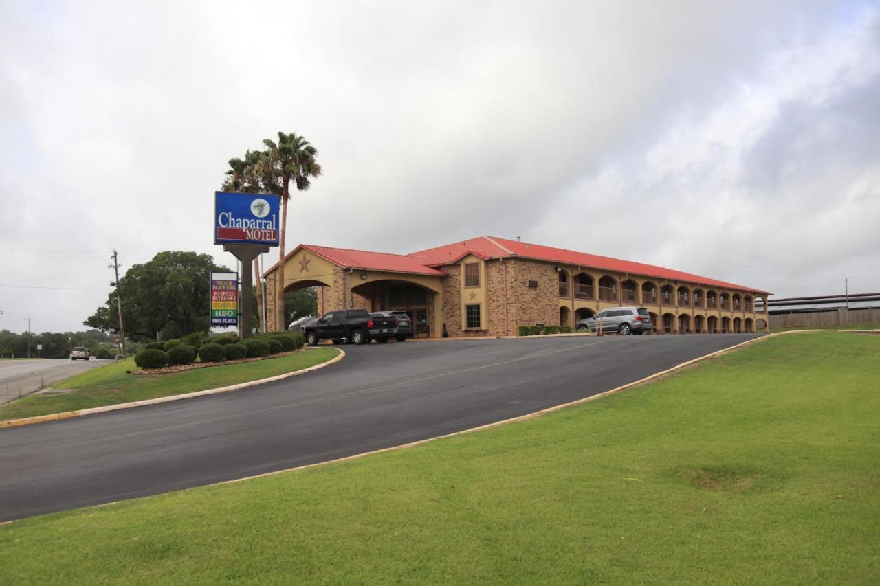 Chaparral Motel Hallettsville Exterior photo