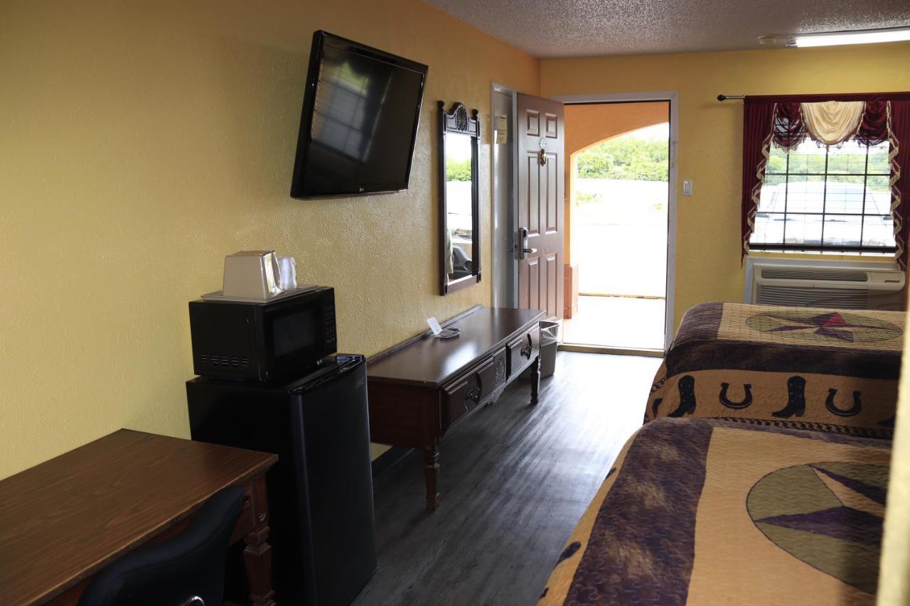 Chaparral Motel Hallettsville Exterior photo